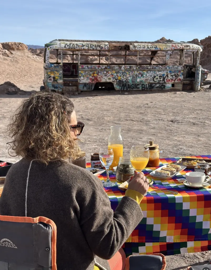 Café da manha no Magic Bus, no deserto, chile