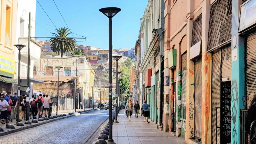 pessoas andando na rua em Valparaiso Chile