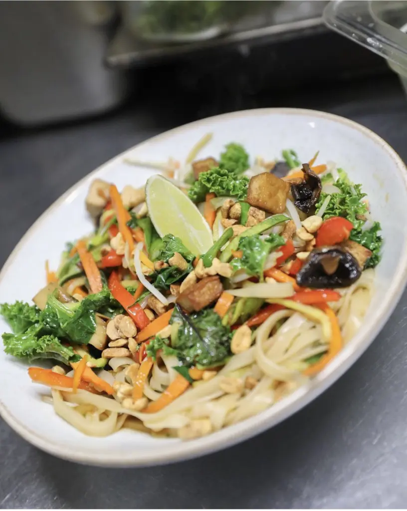 Onde comer vegetariano em Santiago: restaurante imperdível para conhecer 8 Almoco PadThai
