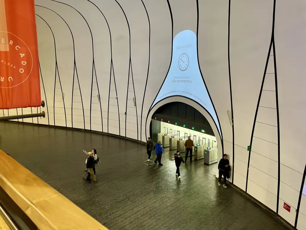 Entrada metro MUT