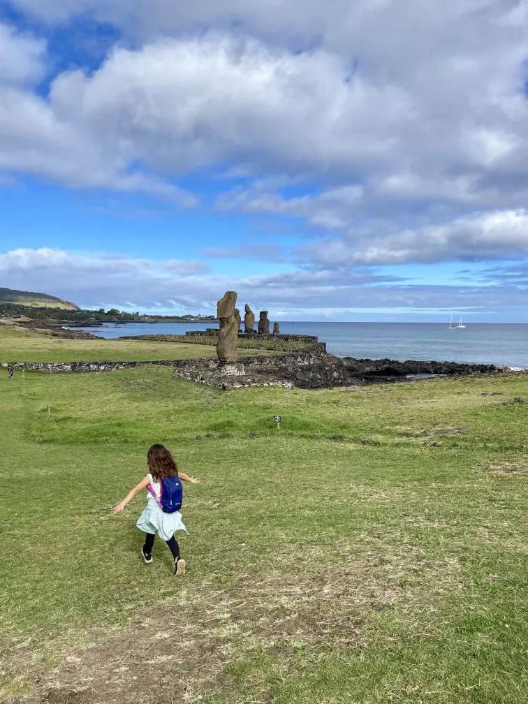 Ilha de Páscoa com crianças: dicas para sua viagem ser um verdadeiro sucesso 18 Extra crianca na paisagem.jpg