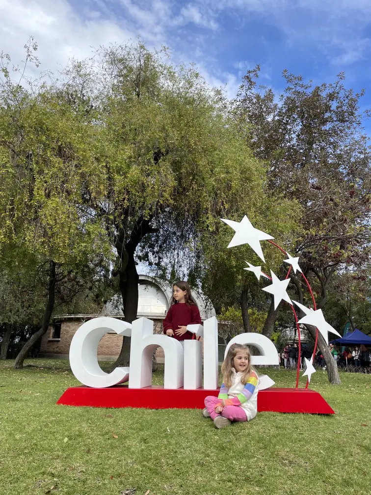 Letreiro Chile com crianca.jpg