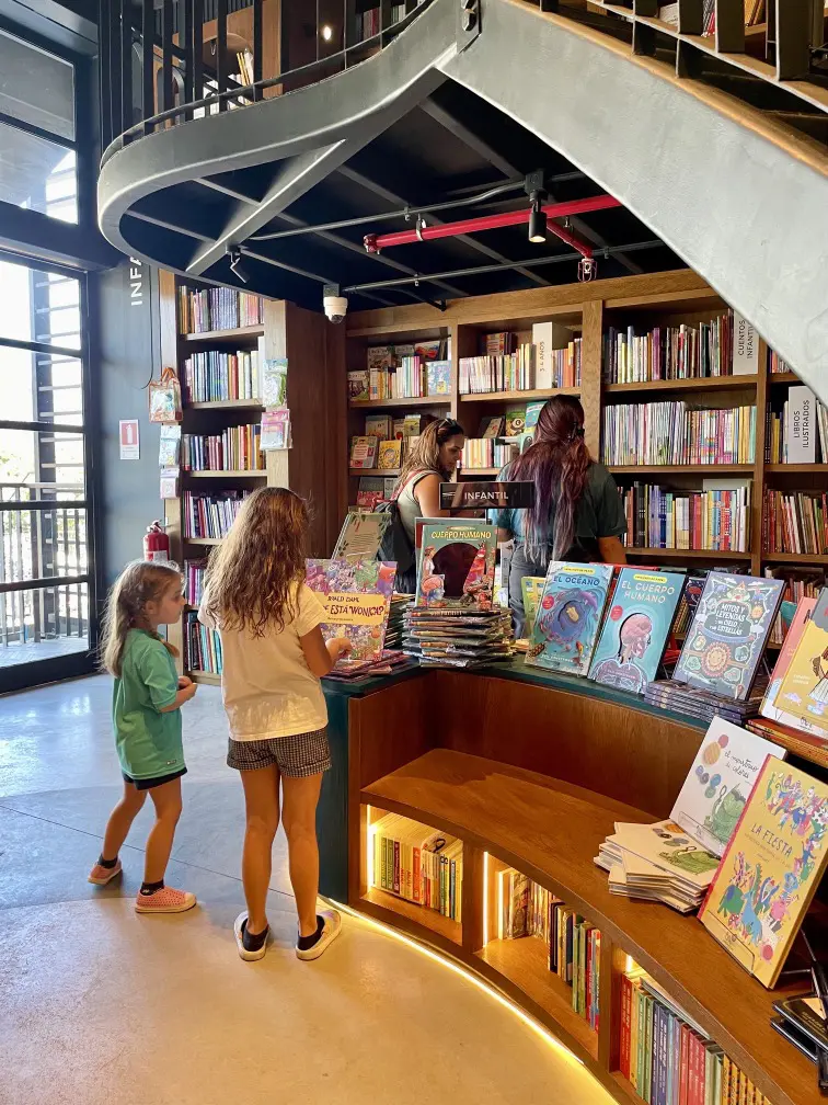 Passeios no Chile com crianças: novo ponto turístico divertido para toda a família 5 Libreria.jpg