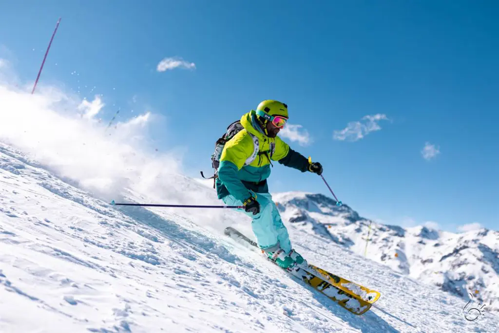 Esportes em Santiago do Chile: quais são as opções? 9 homem esquiando na estação Valle Nevado, no Chile