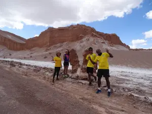 grupo de pessoas posando para foto no Deserto do Atacama