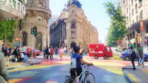 pessoas circulando na rua, local onde ocorrem os golpes mais comuns em Santiago do Chile