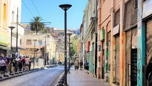 pessoas andando na rua em Valparaiso Chile