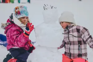 pessoas se divertem no inverno no Chile